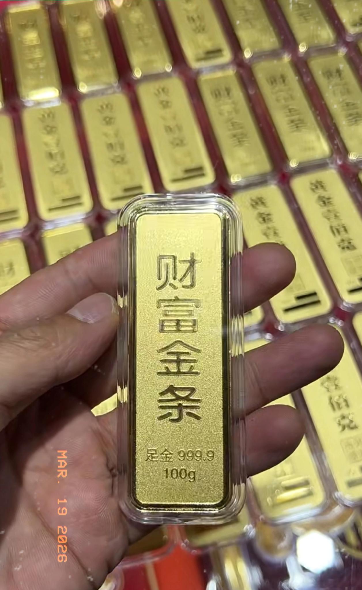 那些手里囤了大量黄金的人，
这一回也没能躲过去。

黄金今天又大跌了，上午还在1