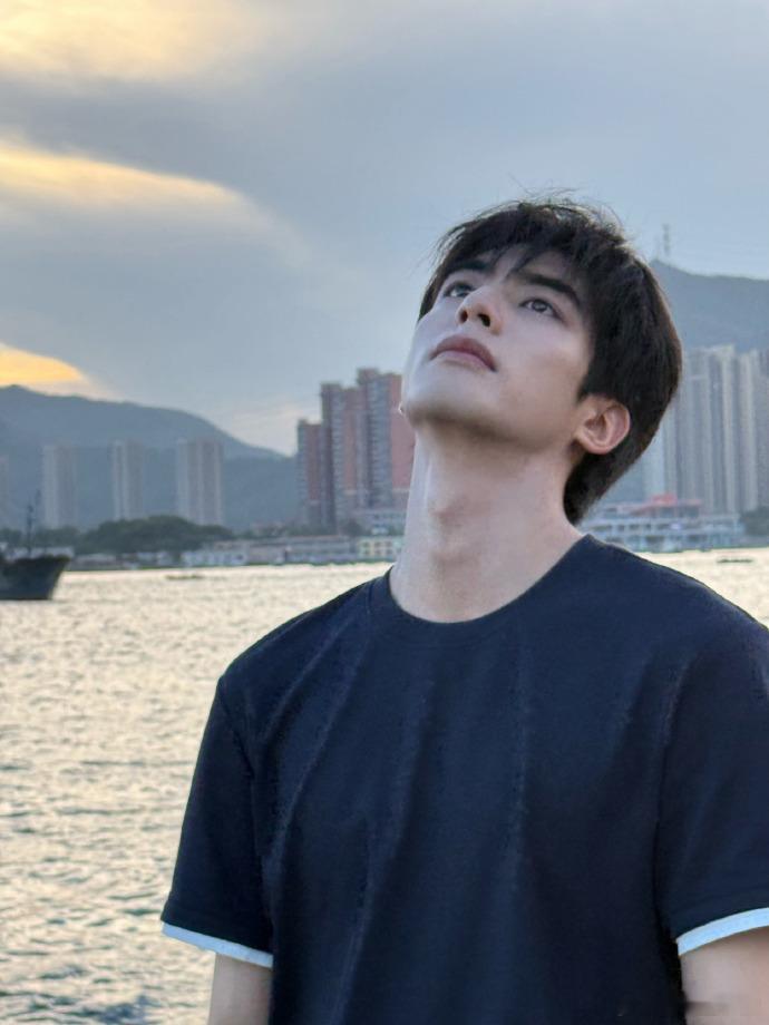 宋威龙喉结杀宋威龙在海边把性感藏进了喉结的起落里。简约 T 恤挡不住颈间的魅力，
