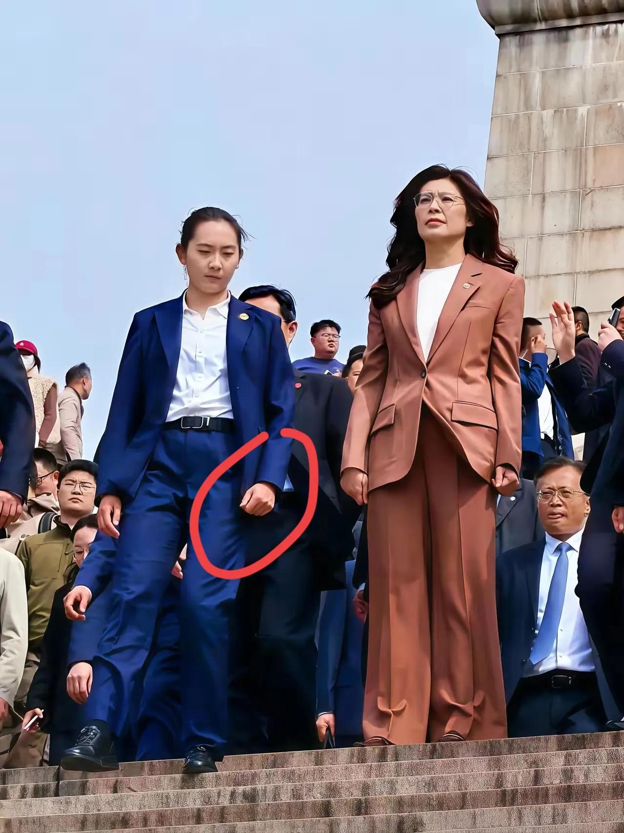 这次郑丽文率团来大陆，受到了高规格接待和肯定
但她所到之处，这位女保镖都是全程寸