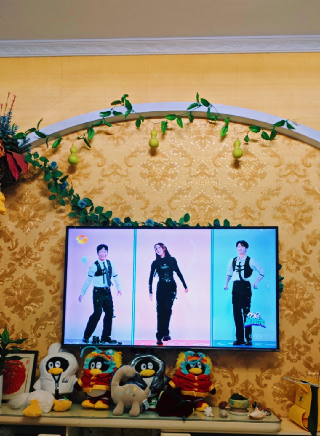 你们发现没有，热巴去哪里，都是C位。[捂嘴哭] ​​​