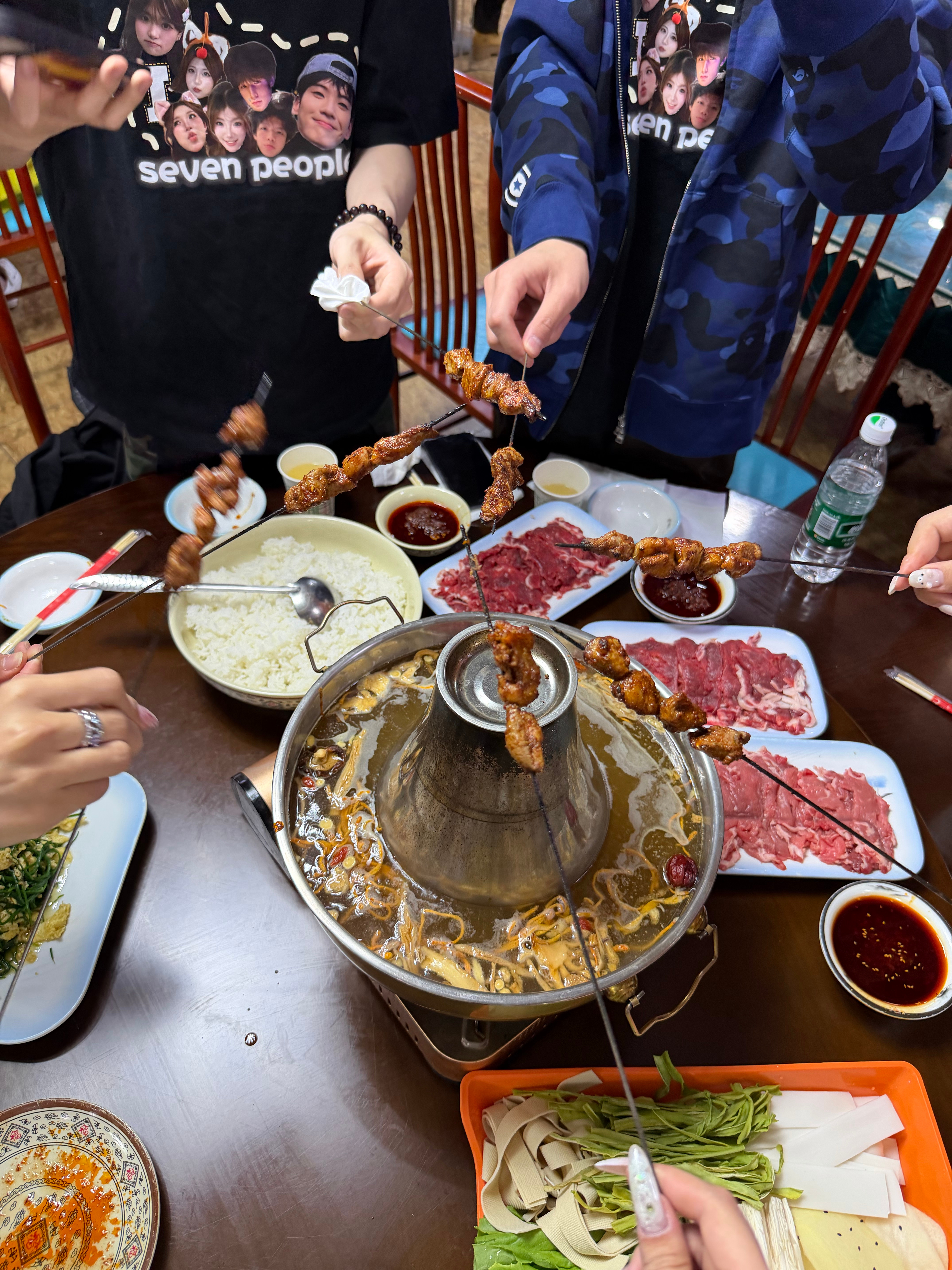 好搞笑！穿团服出来吃饭啊哈哈哈哈哈哈哈米琪吵吵屋