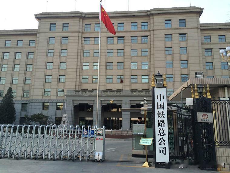 咱老百姓坐火车图啥？不就是图个快和省心，但最底线的“安全”要是没了，啥都白搭。这