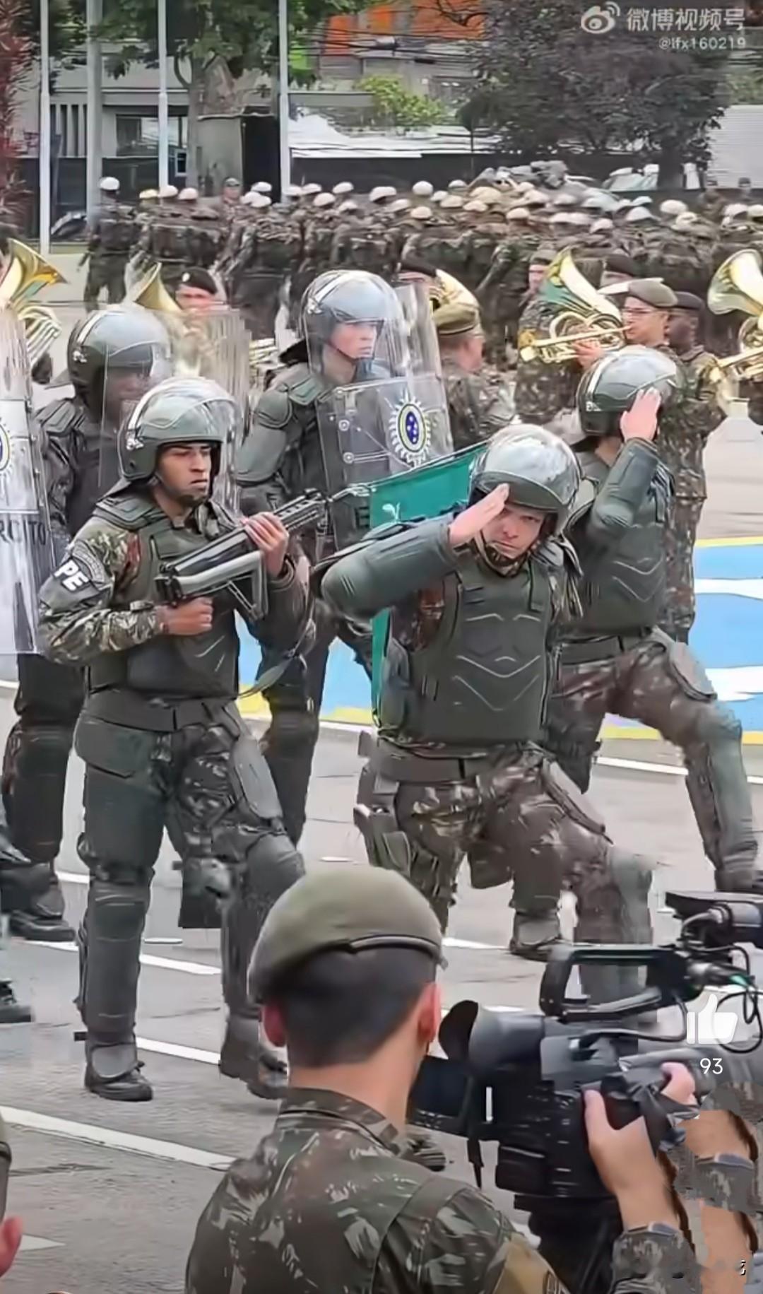 巴西阅兵式上，防爆警察迈着六亲不认的步伐走过来了，他们身体前倾约45度，右手大幅