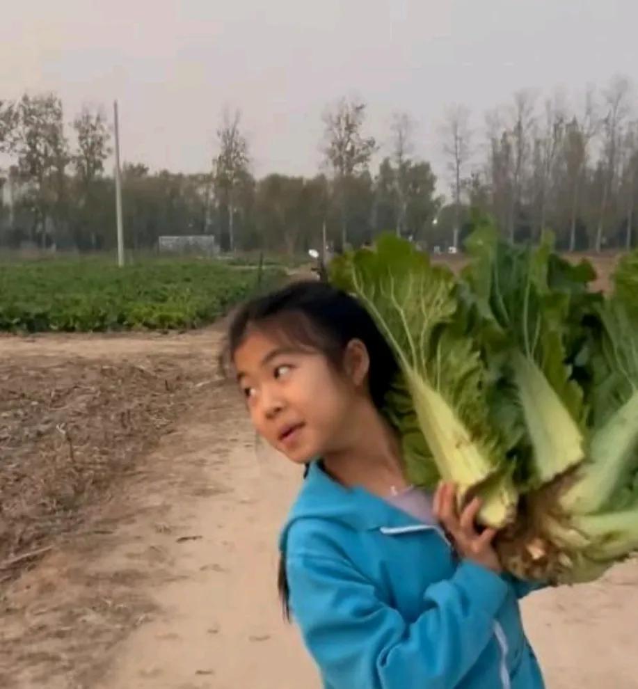 这孩子真接地气！

以为明星的孩子都是娇气的

毕竟父母都有经济能力

可是小醒