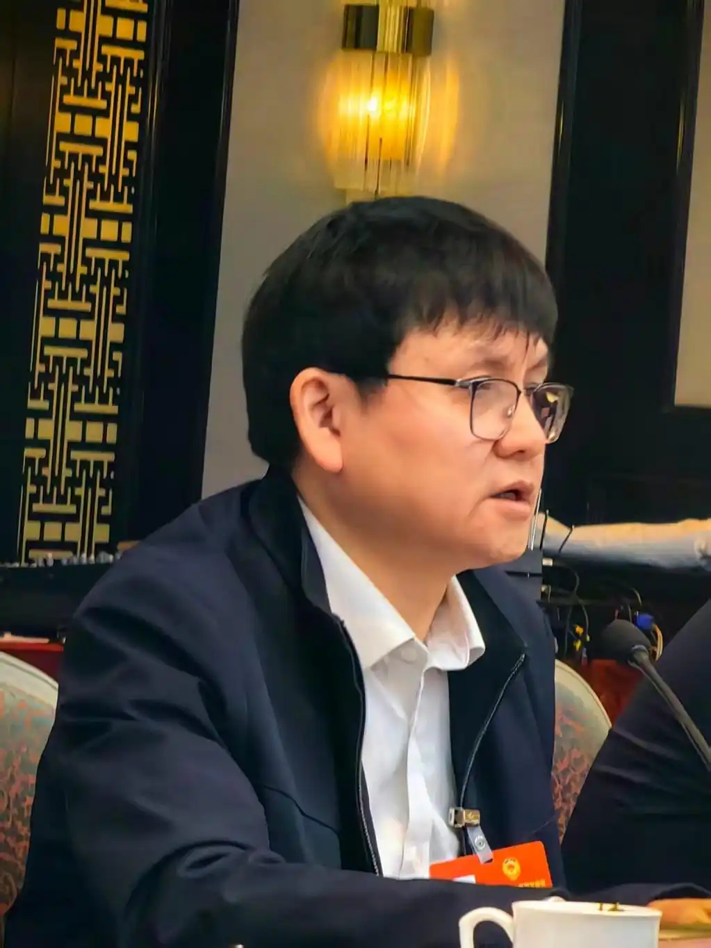 【张文宏谈AI问诊：仅靠AI有风险，应坚持“医生主导、AI辅助”】张文宏说AI问