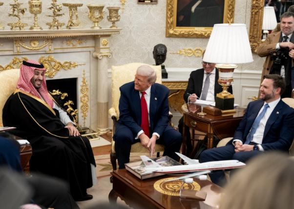 沙特似乎对伊朗蠢蠢欲动。

3月23号，《华尔街日报》找知情人士打听来消息，说沙