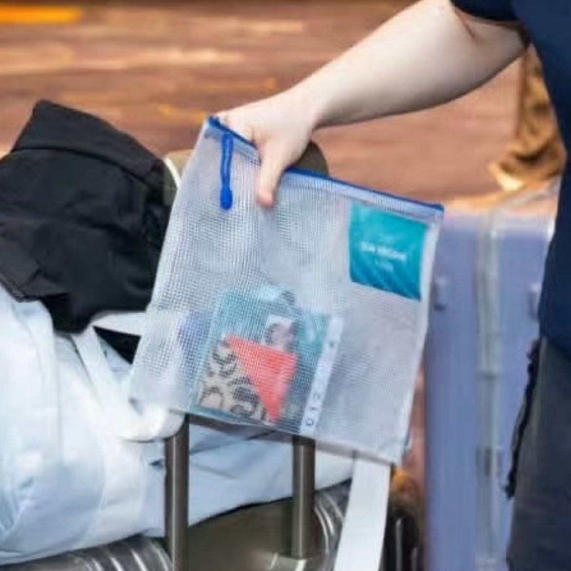 捡一个角落里的小宝宝 咪的文件袋是蓝色的🤤（有好几种颜色的文件袋我看他们手里拿