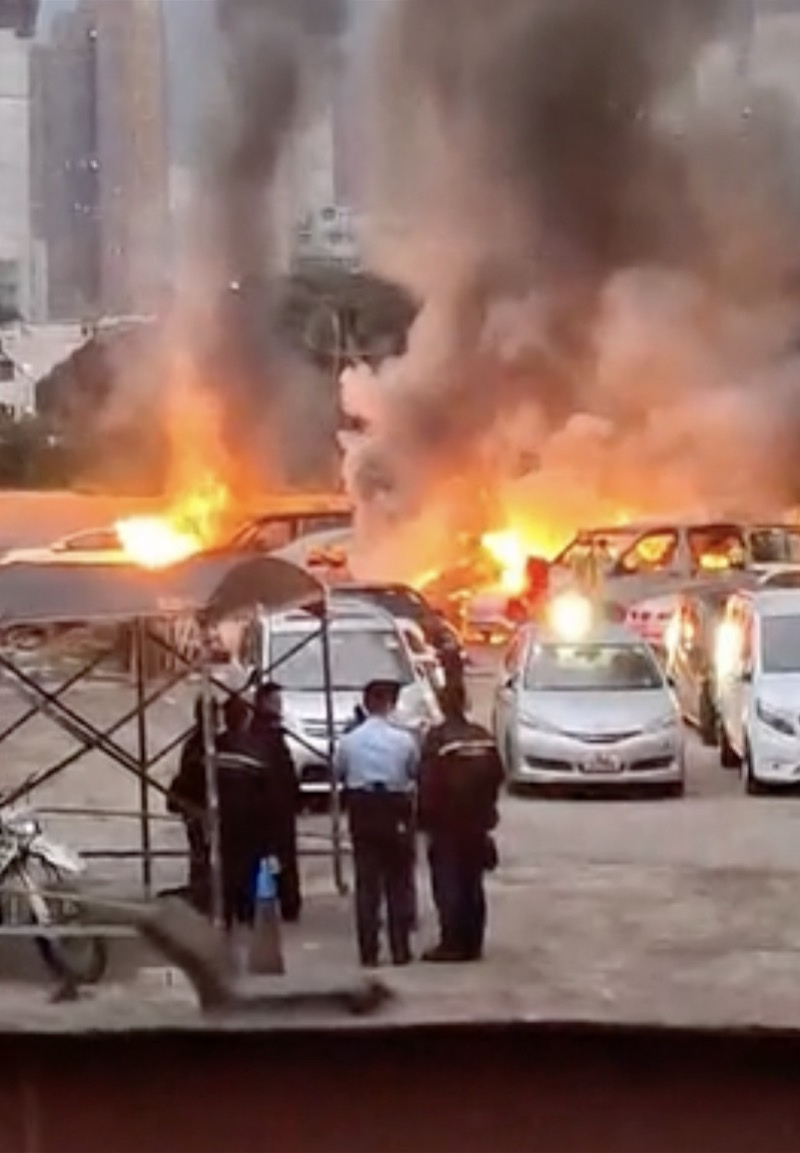 #香港屯门火灾两非华裔男子涉纵火被捕#【香港屯门发生两起火灾，警方拘捕两名非华裔