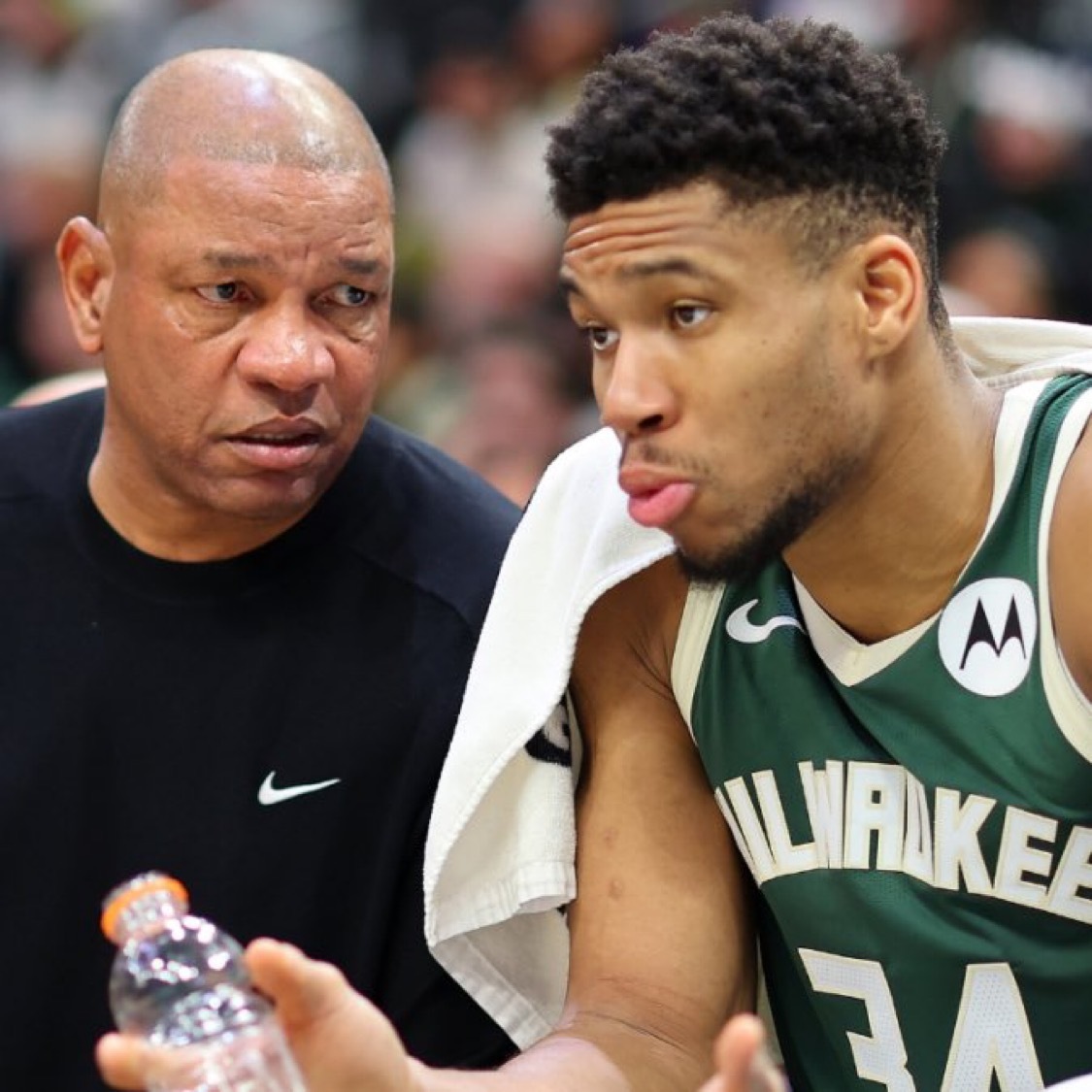 Stein：雄鹿今晚的言论氛围，带有强烈的负面和不安情绪。 