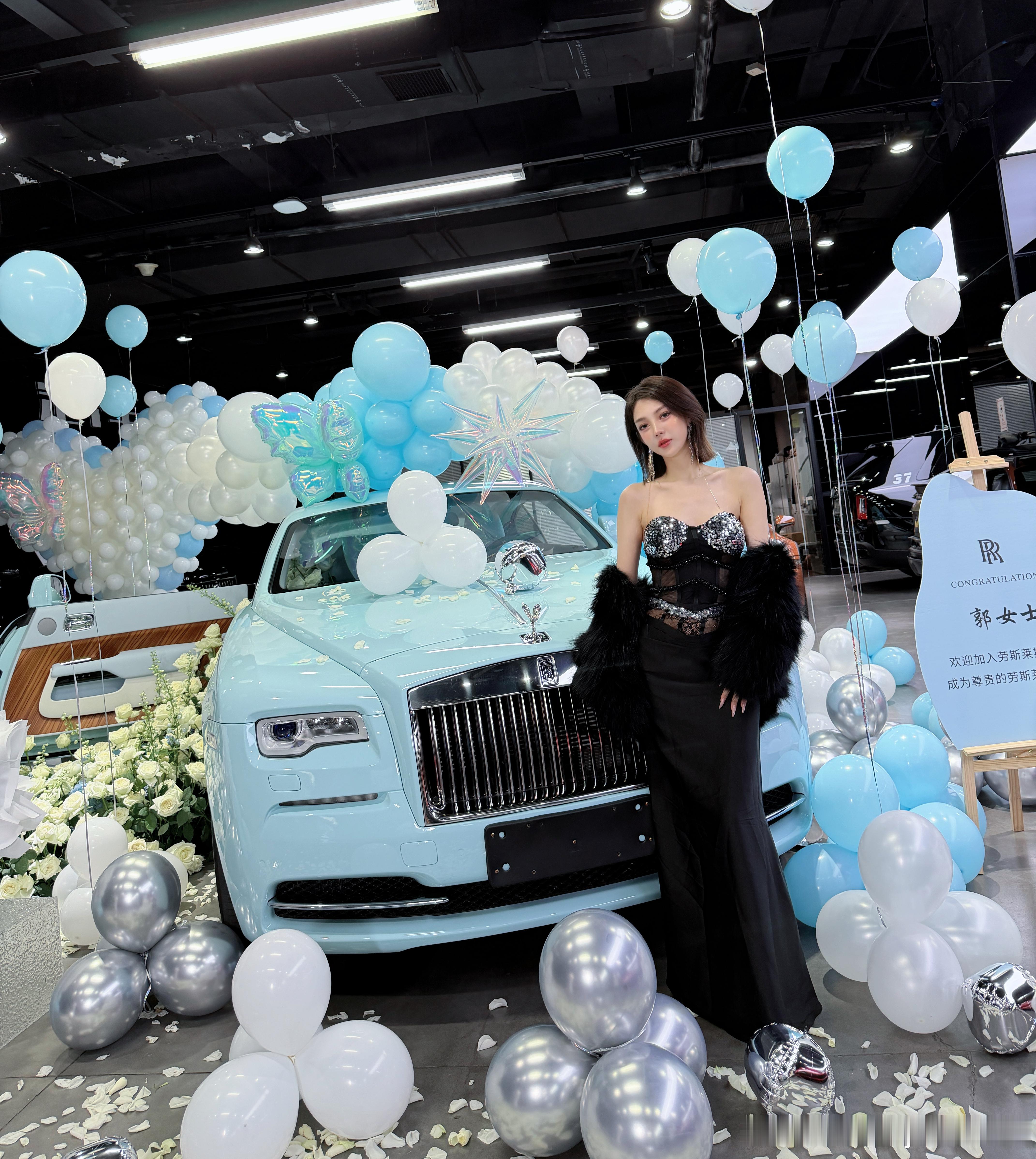 郭美美又来了！！出狱两年喜提劳斯莱斯[呵呵]你们觉得她算好看吗？很明显的整容脸，