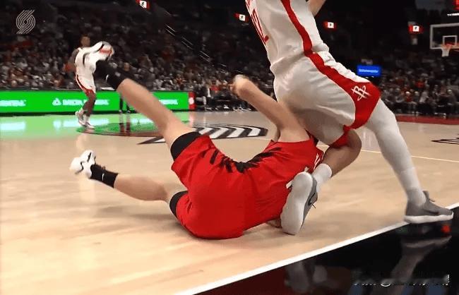 今天杨瀚森打的是真狼狈啊！完全没有了上一场的作用，在防守亚当斯的时候，甚至比上一