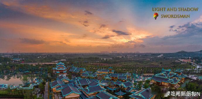 南京生活  六朝金粉地，最忆是金陵 。  风雨中的金陵小城，时而蓝天白云，时而乌