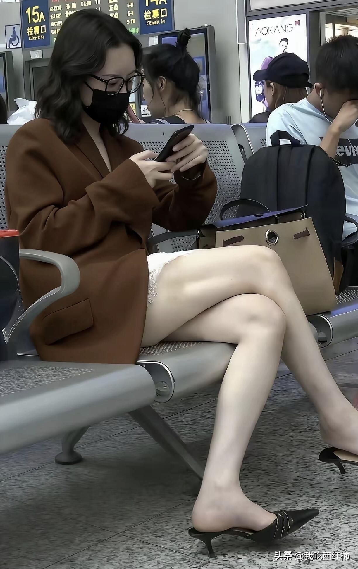 父母把我拖成了大龄剩女
上学时严防死守，不许恋爱
​
- 一毕业立刻催婚，要求一