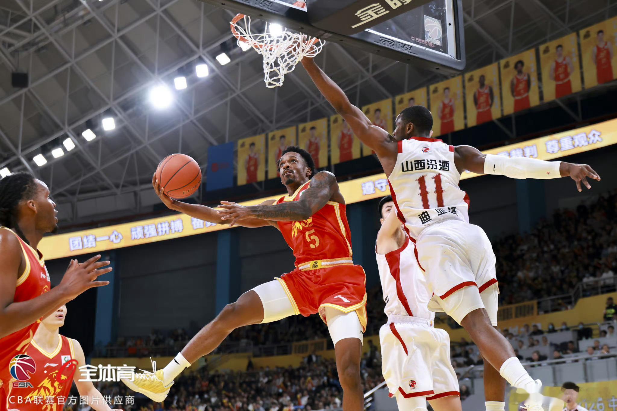 广厦男篮赛季开门红赛季揭幕战，广厦队用一场酣畅淋漓的胜利踏上了他们的卫冕之路。全