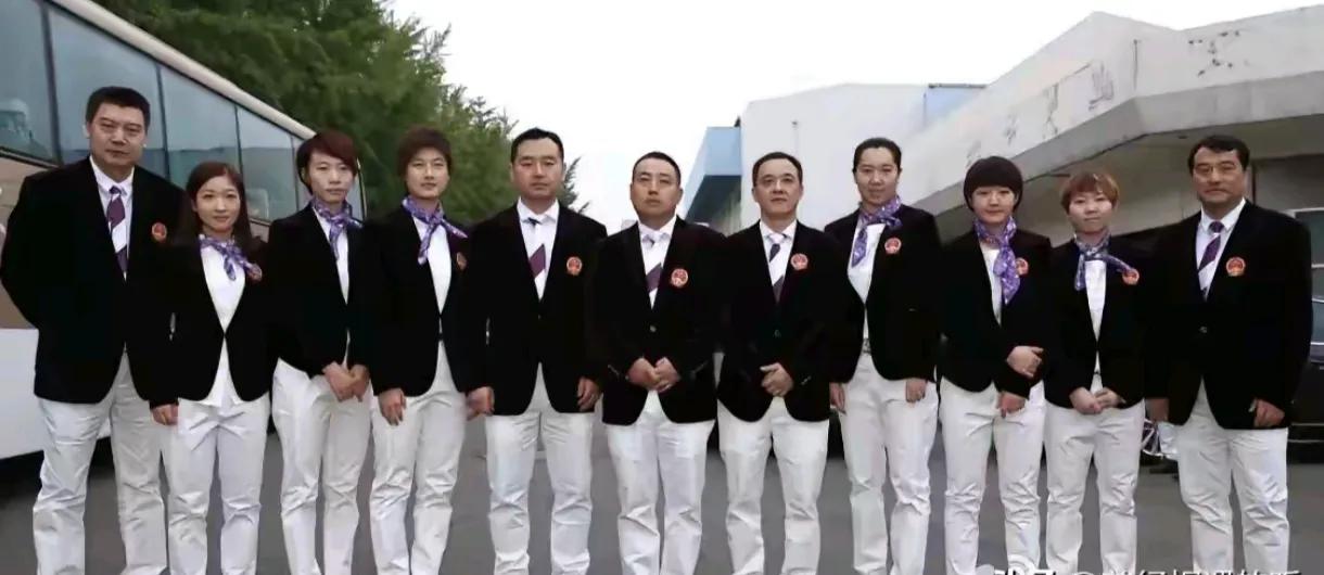 这张国兵五位教练和六位女队员统一服装的照片好养眼！

国乒的五位教练和六位女队员