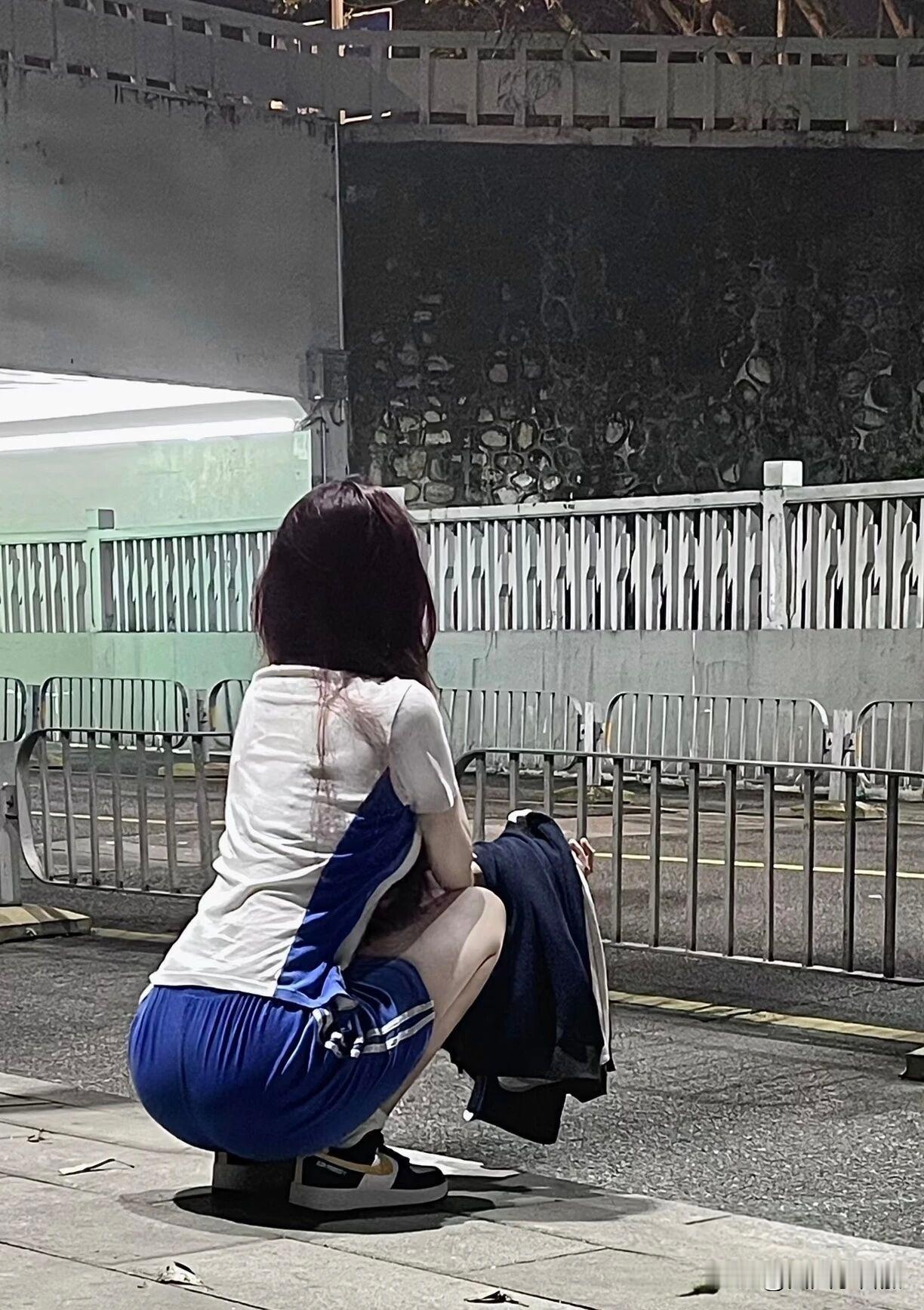 是他们俩的舒适距离出了问题
并不是他们俩的感情出了问题
 
靠得太近会窒息
离得