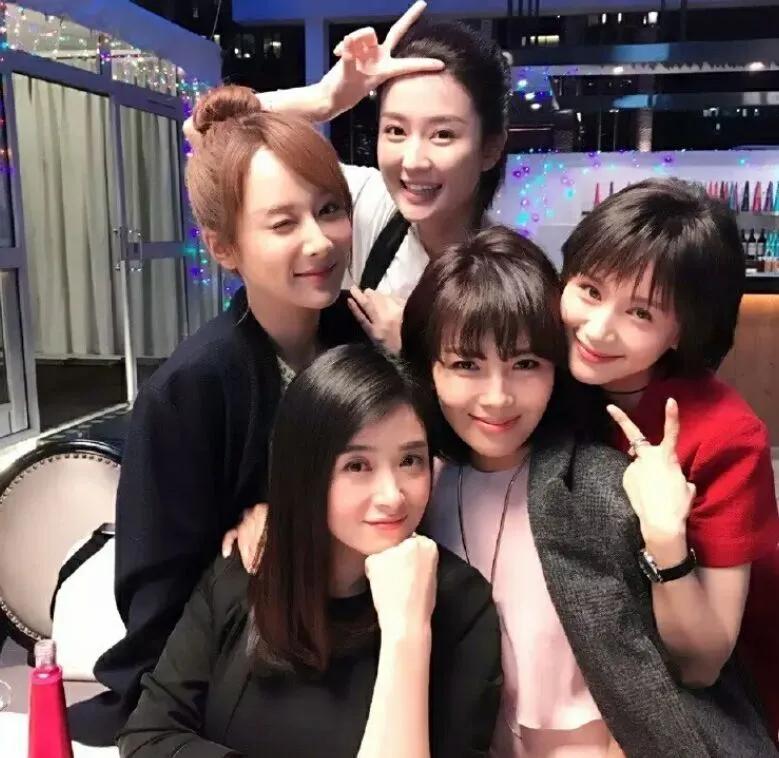 欢乐颂五闺蜜同框，杨紫的颜值稳拿第一[比心]