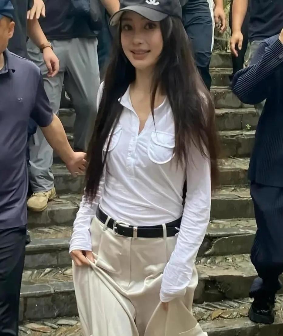 网友惊叹：刘晓庆颠覆了医美认知，细看原来是杨颖与刘晓庆的“撞脸”误会。
 
这张
