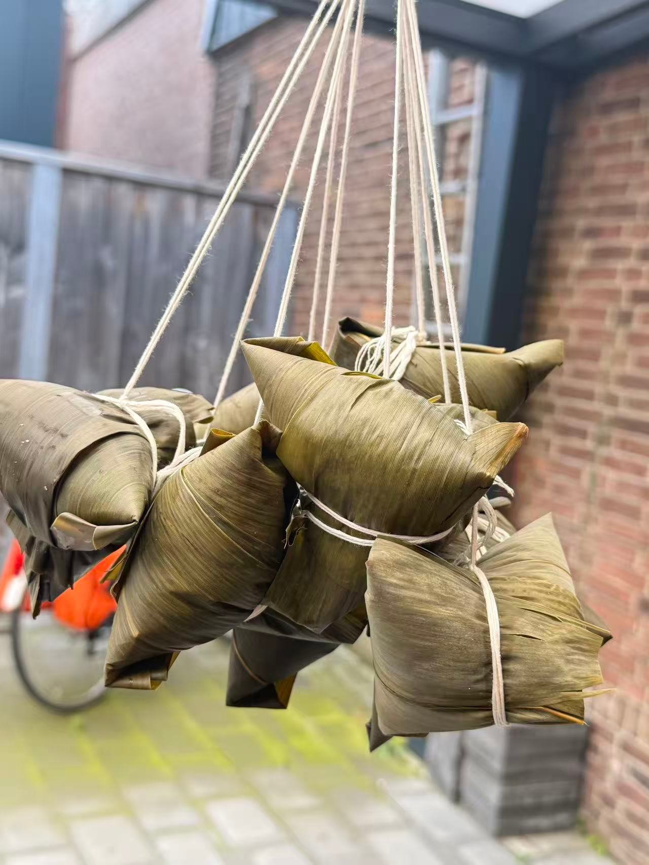 仲夏临，端午至，挂艾草，食青粽，祈福纳祥。把烦恼包裹进粽叶随流水远去，将美好系在