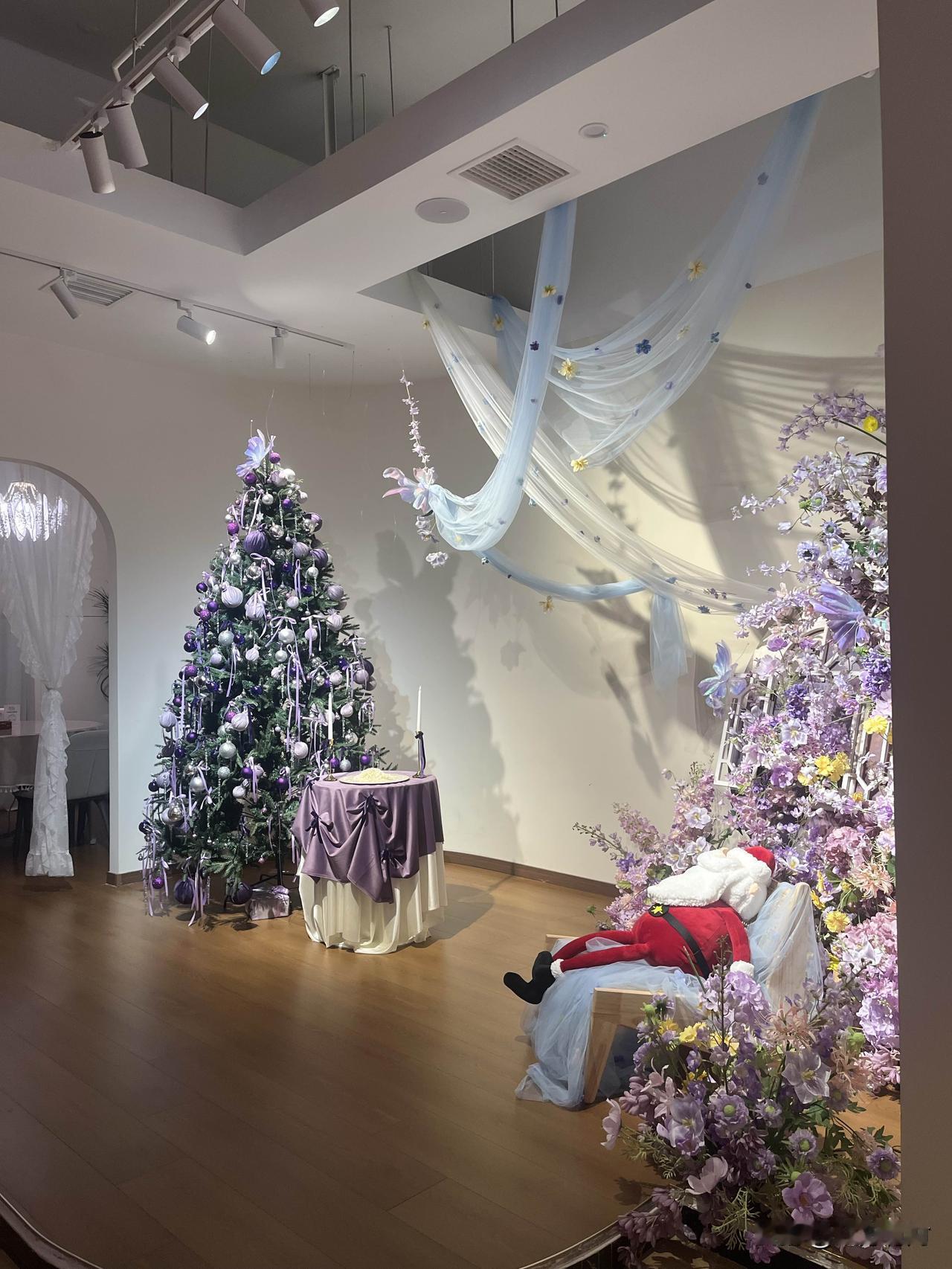 这片紫色系圣诞布景太出片啦！

左侧紫调圣诞树搭配丝绒桌布，梦幻又精致；右侧满墙