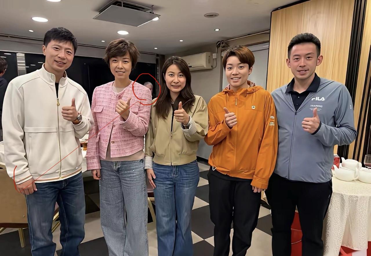 有谁注意到：真正的大佬，藏在张怡宁身后

一般人根本发现不了

这张照片，有 1