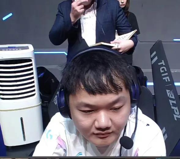 BLG：JDG哥哥，你擒了我七次，能不能带我躺进世界赛，决赛加油。

好消息：B