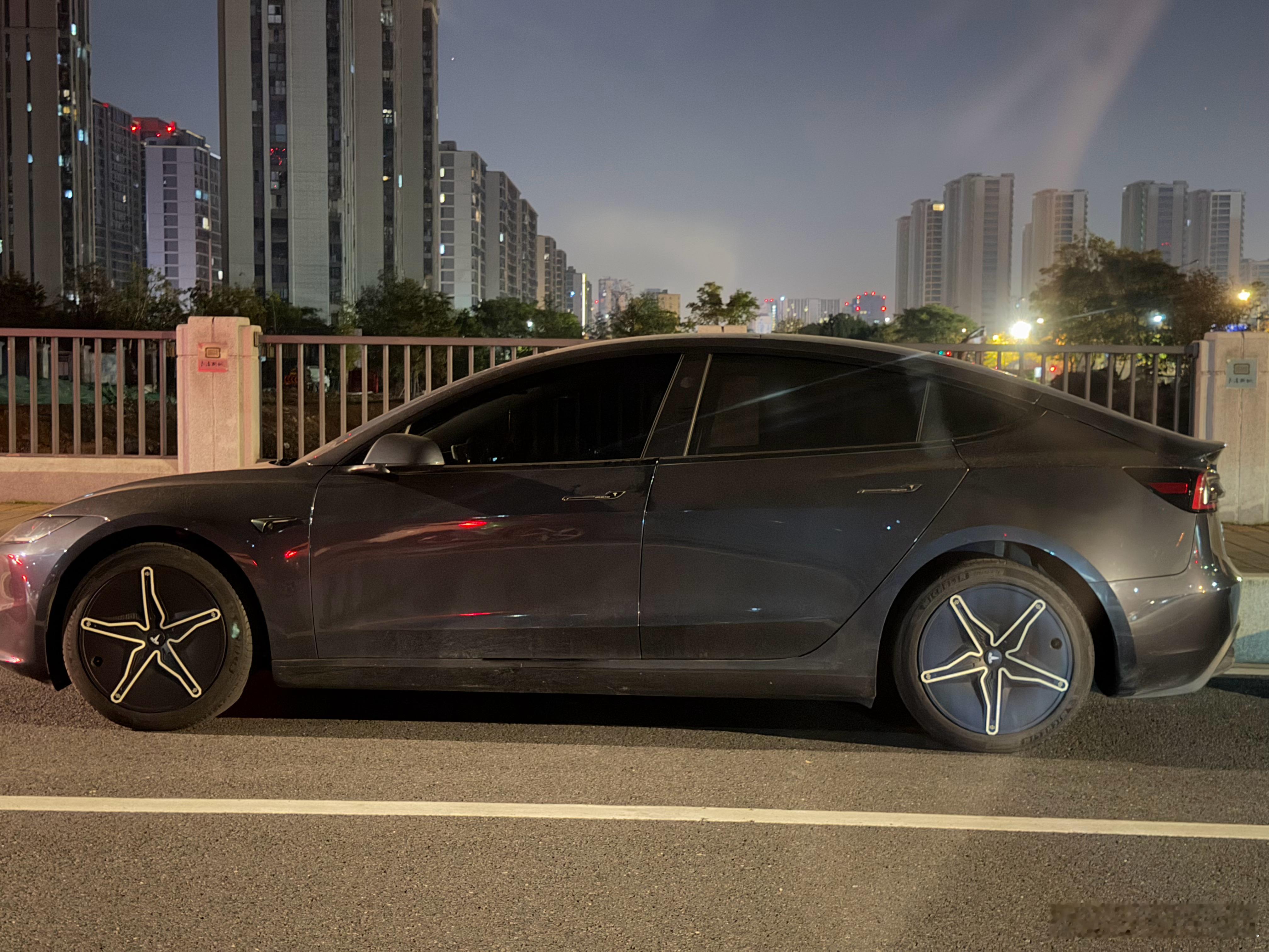 派大星造型的轮毂盖 蛮有意思捏