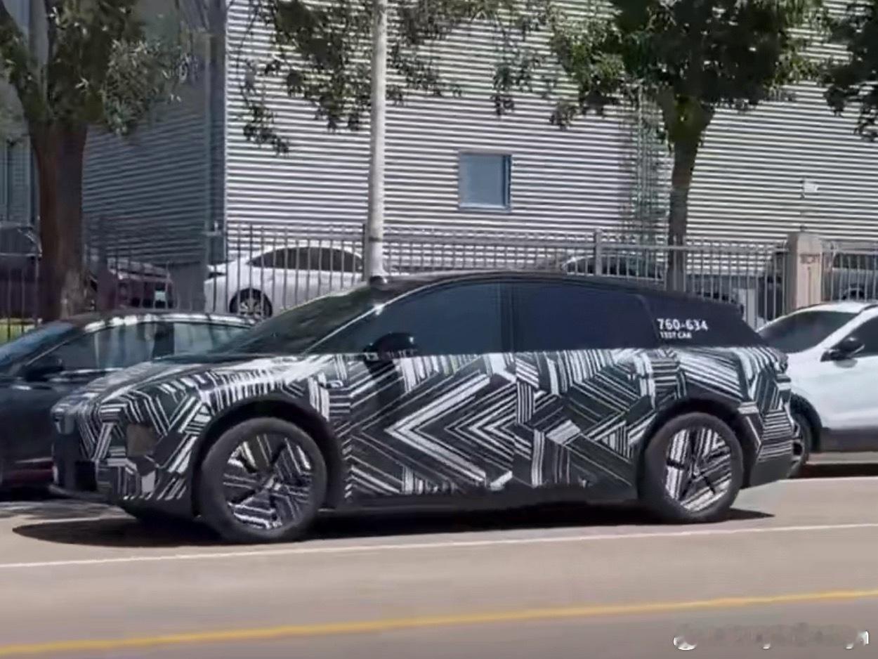 理想i6一些新的谍照。i8的缩小版[偷笑]那么问题来了，会不会单数型号还是延续M