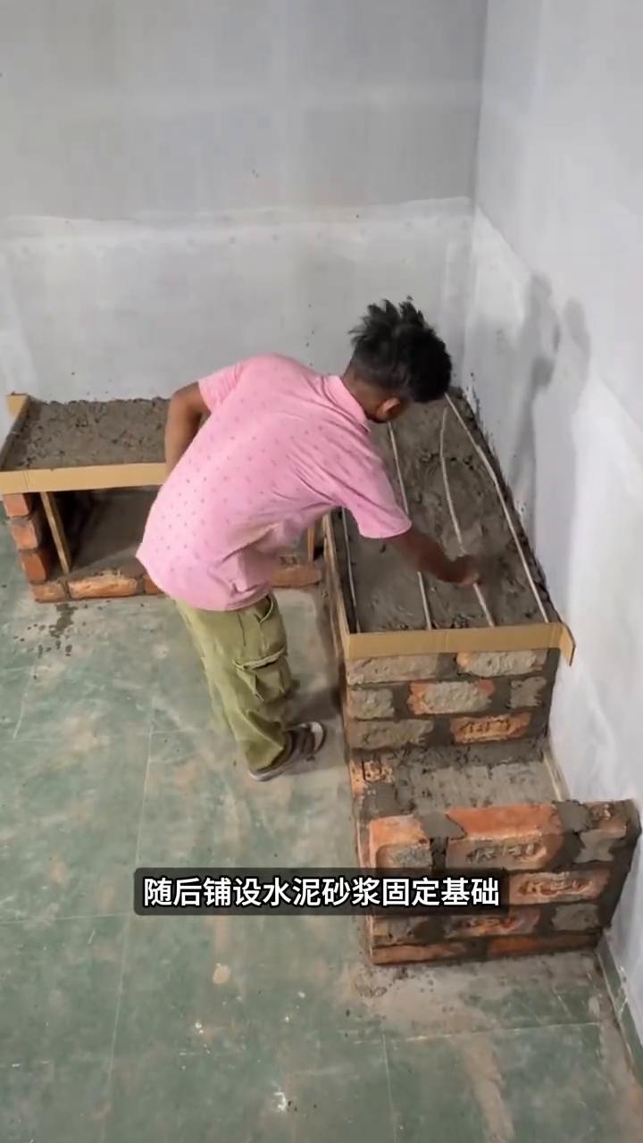 巧手自制家具。
谁能想到男子买不起成套厨房橱柜，竟想出一个省钱办法。
·他先用红