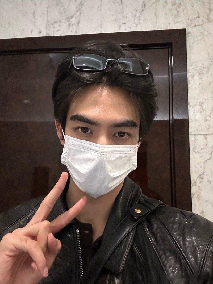 宋威龙 一个本来就很好的人 十年演艺路初心不改，拍戏下意识护着对手，深知武行不易