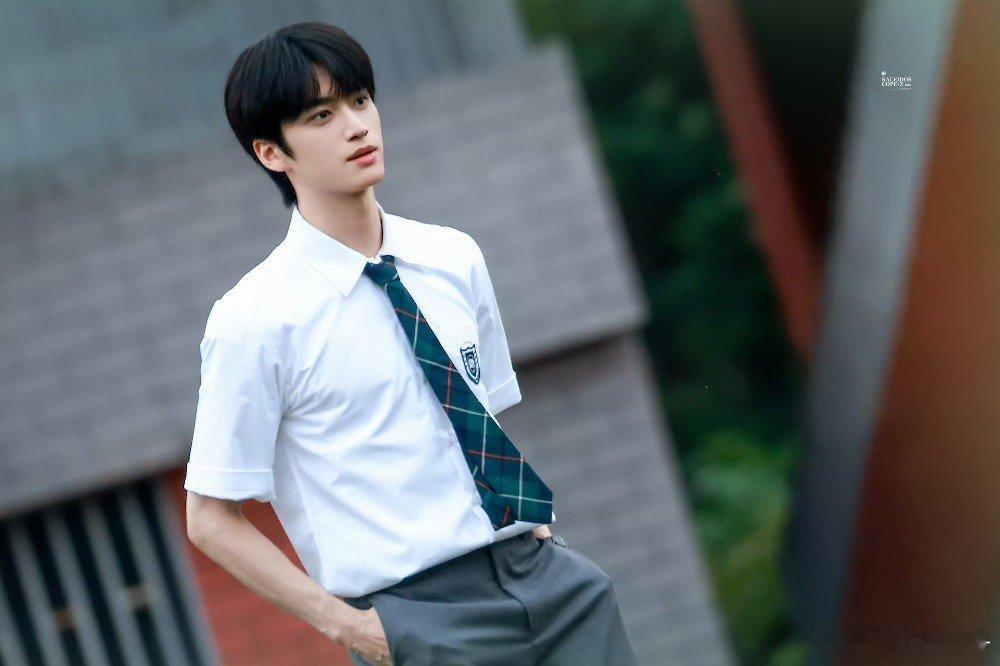 张康乐张康乐首部青春校园剧张康乐校服路透 张康乐《逐夏》迟曜穿校服拍物料路透，很