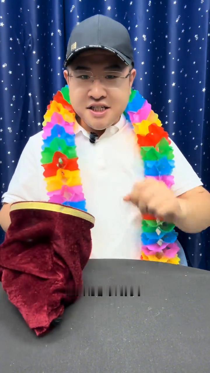 美女表演拉花惊呆现场小朋友。
大家好，这里有一个空空的袋子，袋子里边没有任何的物