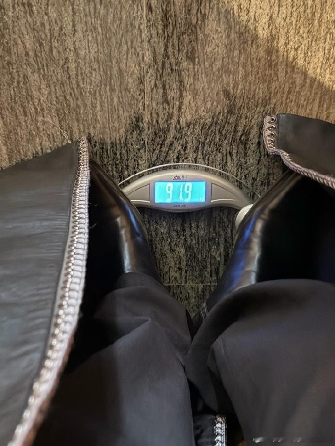 阿云嘎的衣服把体重秤压坏了阿云嘎今儿的衣服把体重秤压坏了 阿云嘎今儿身着厚重衣物