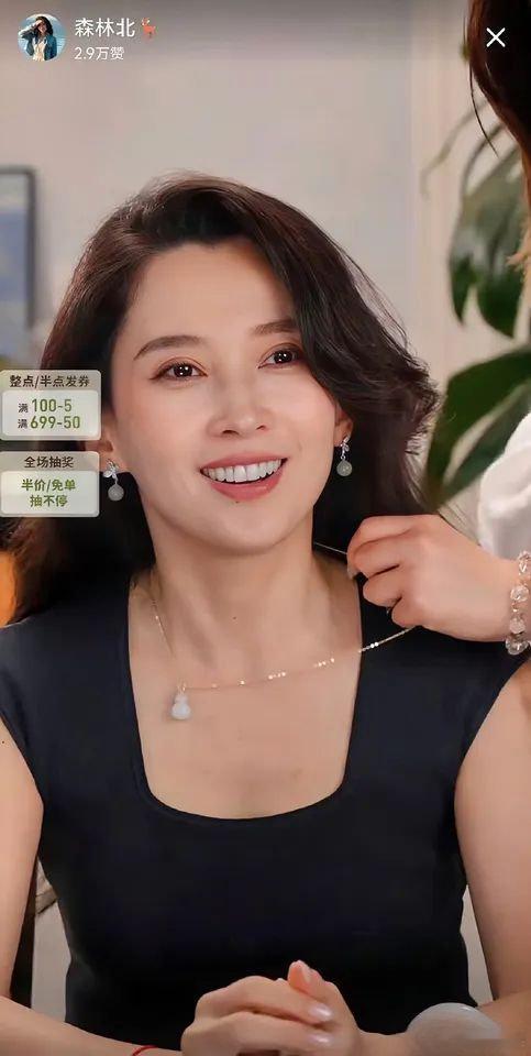 发现没？森林北太猛了！万万没想到白天她还在和汪峰逛街买买买，晚上就开始直播搞事业