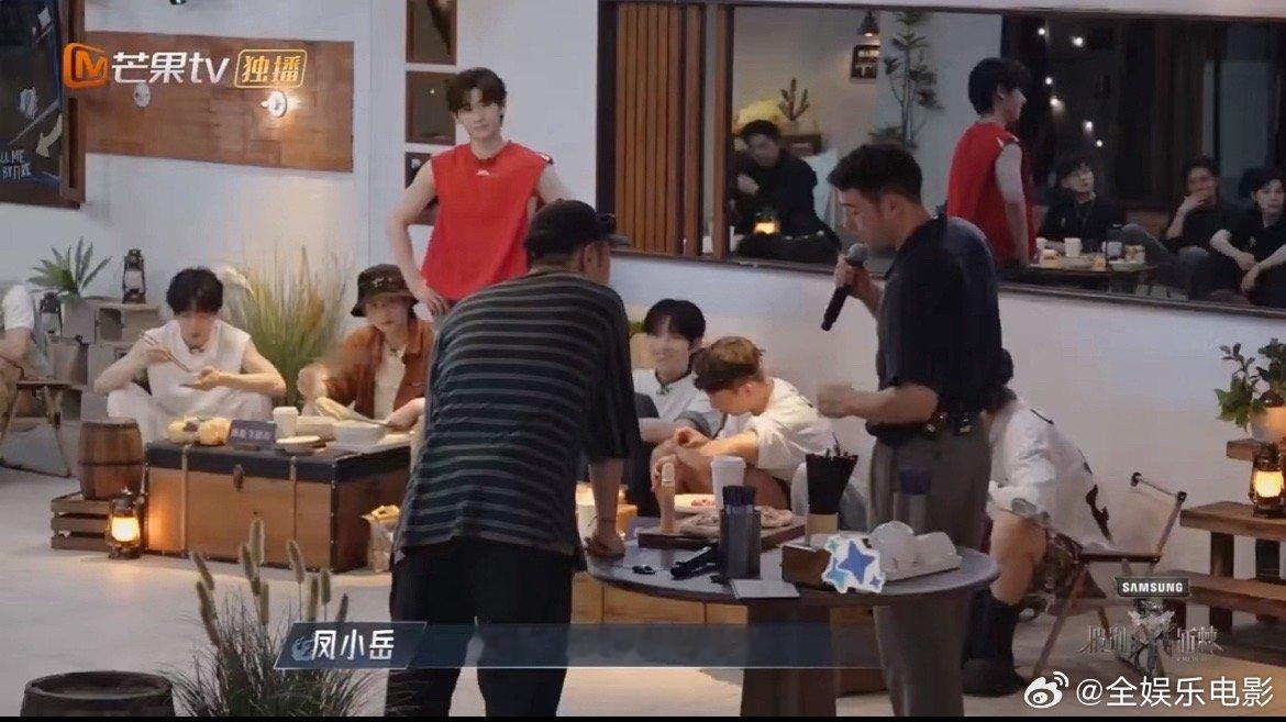 #秋葵汁KO高卿尘# #披荆斩棘#哥哥的果汁，爱的传递？高卿尘虽面露难色，但那份