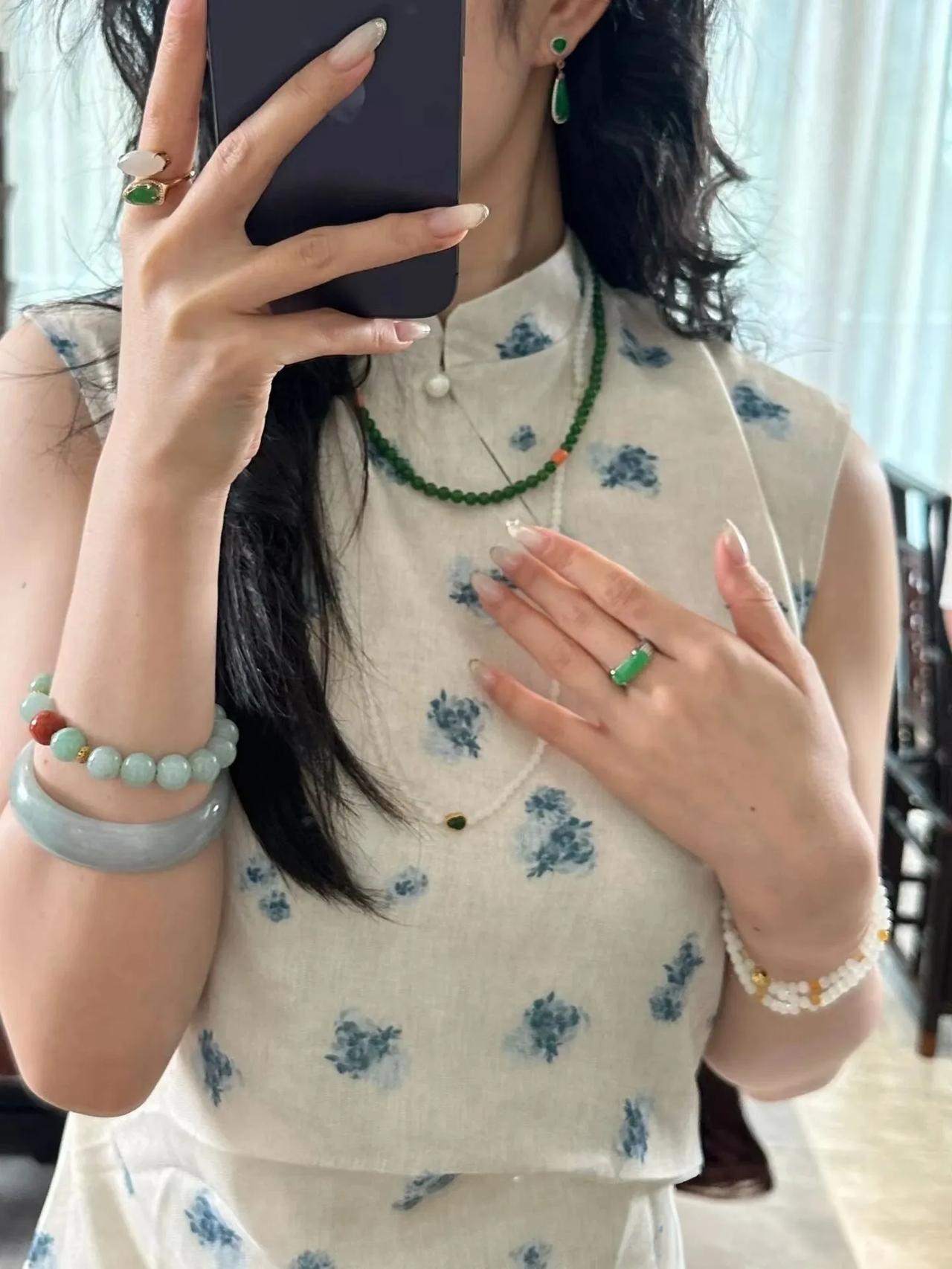 根据“名字”判断性格和气质：
1. 叫玉的女人，一般都温婉。
2. 叫红的女人，