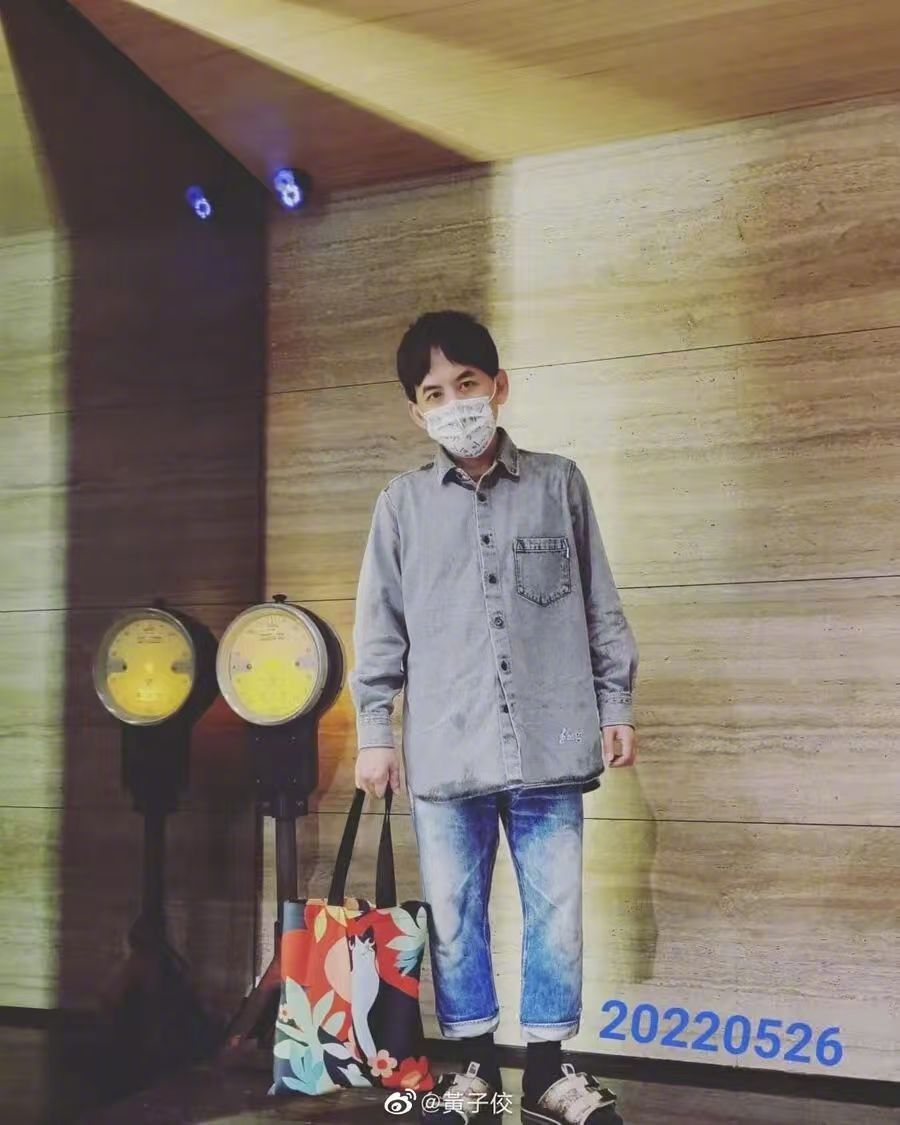 【#艺人黄子佼被判刑#】据台湾中时新闻网、联合新闻网等报道，因购买持有2000余