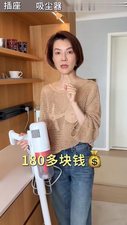 车晓，引发热议。7月3日44岁车晓冲上热搜，北京新家家电反差出圈，消费观念刷新网