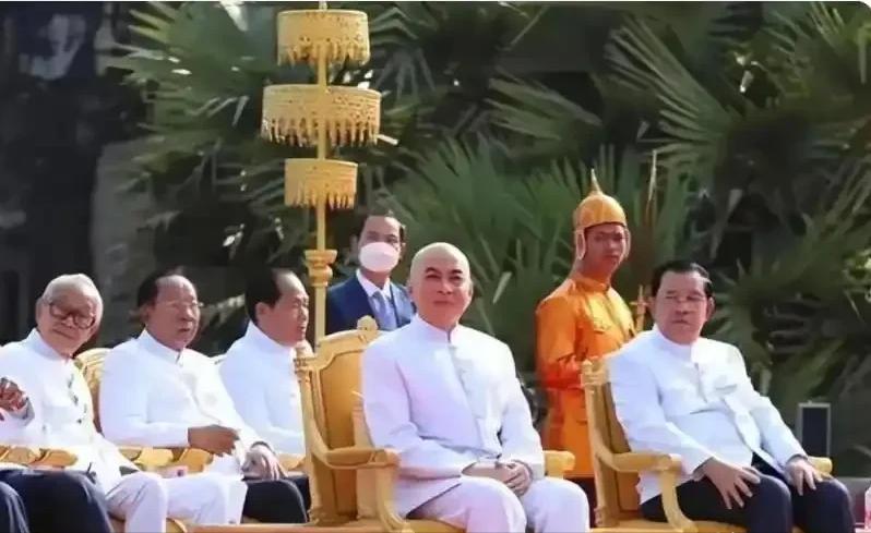 洪森想取代国王的心有多强烈？平日里，公众场合都敢跟国王西哈莫尼平起平坐，气场超强