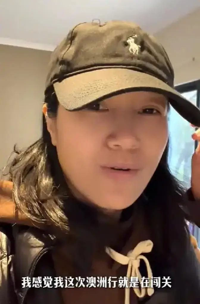 57岁刘若英带儿子旅游，11岁酷酷长得飞快身高超妈妈，娘俩都太瘦 