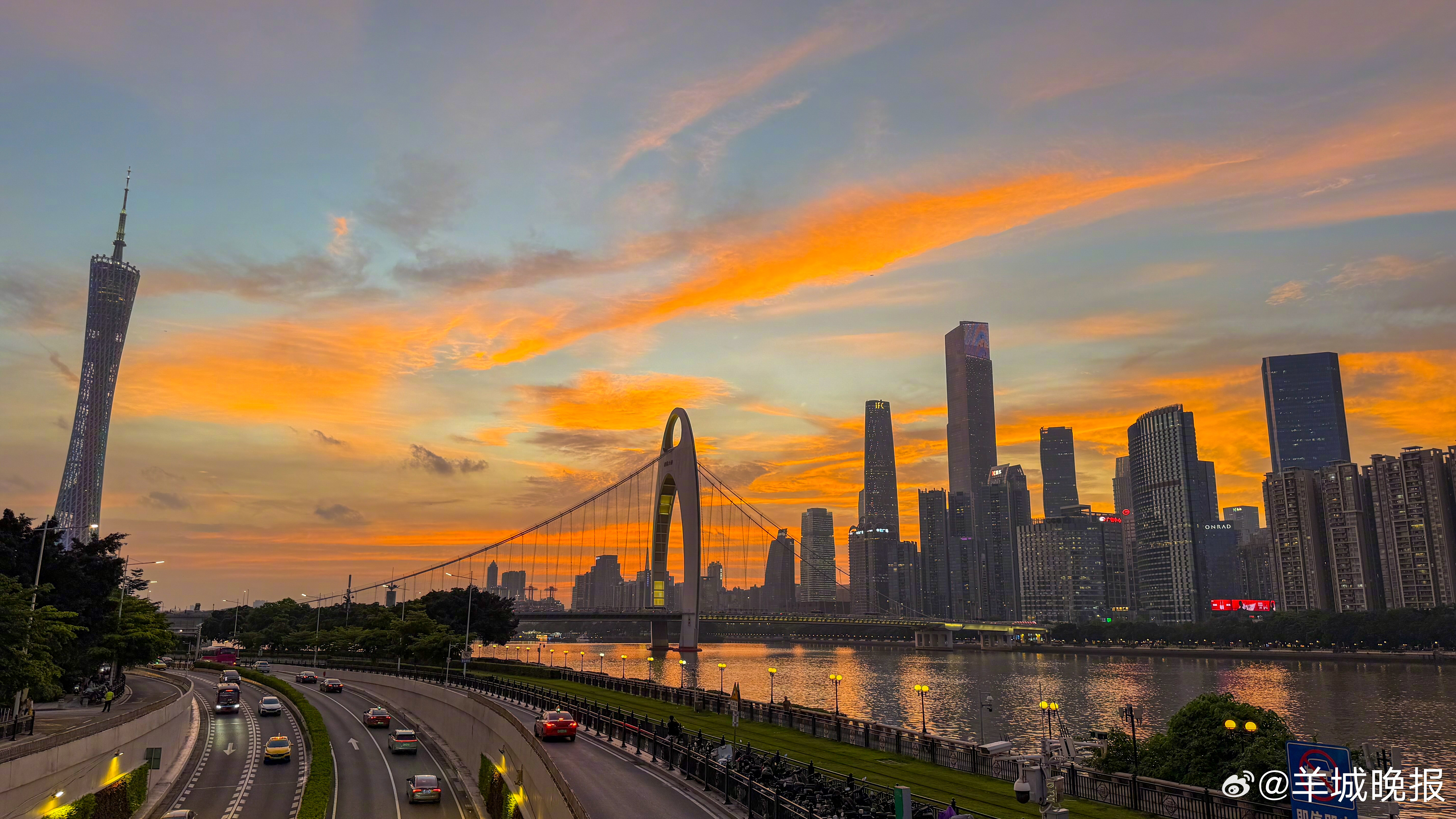 【你看到了吗？#广州雨后彩霞刷屏#】5月9日傍晚，上午曾受“上班雨”影响的广州，