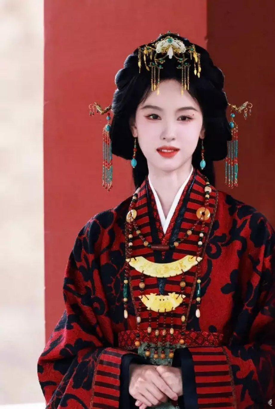 陈都灵穿一身红色襦裙雍容华贵 超高发髻显气场超强 ​​​