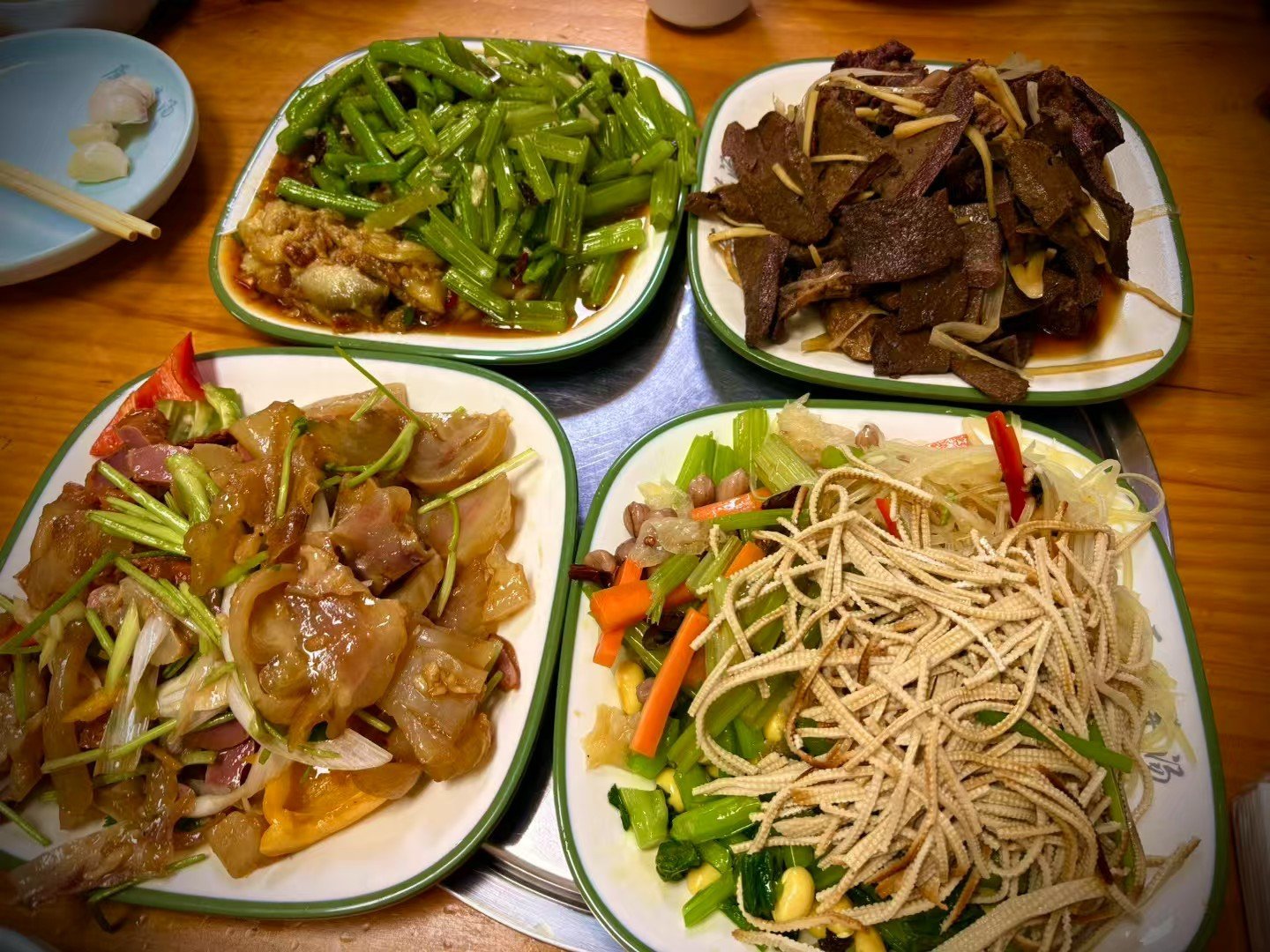 深夜放毒 下雨天，喝酒天