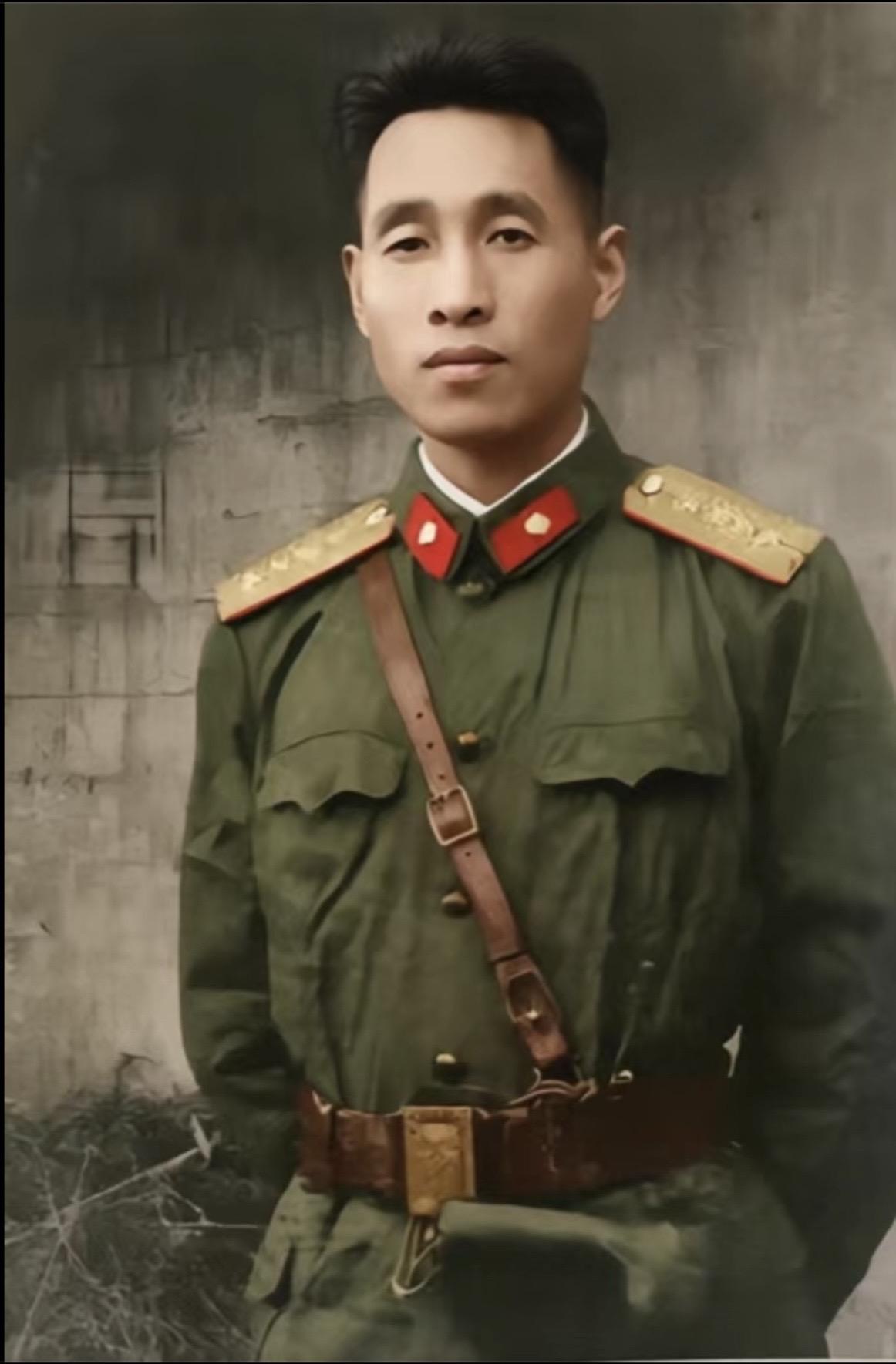 我的父亲五五式大尉戎装。*55式开国大尉军服**，是1955年首批授衔...