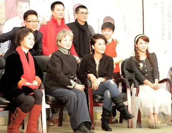 8星同框：

前排我一眼就认出了围红围巾、穿红靴子，荷骨兰韵的刘莉莉，短发利落无