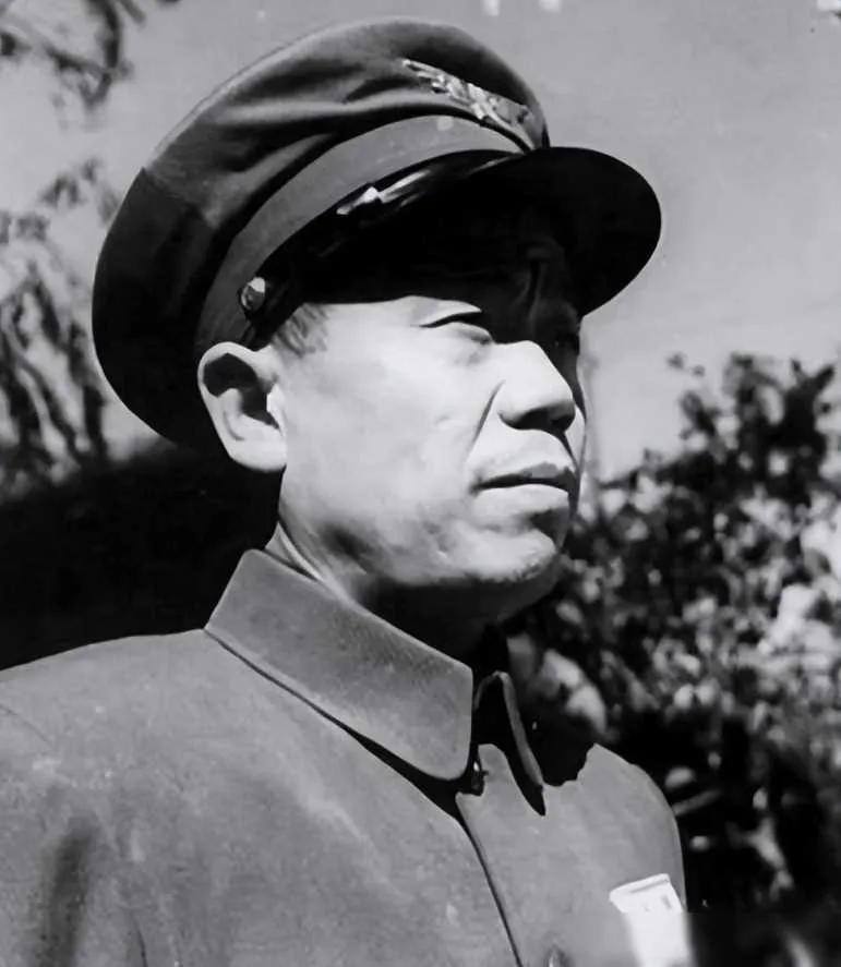 韩先楚，湖北省红安县人，1955年被授予上将军衔。
韩先楚的一生几乎并未打过败仗