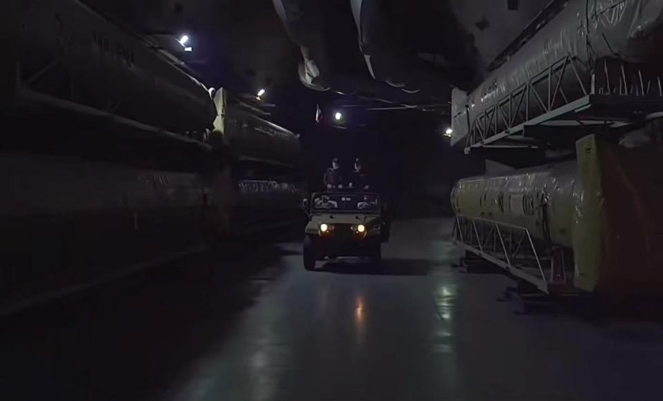 月华如练，车影入画。