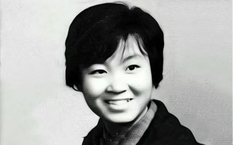 1974年，上海知青朱梅华来到云南西双版纳插队。

那个春天，她刚满21岁，行李