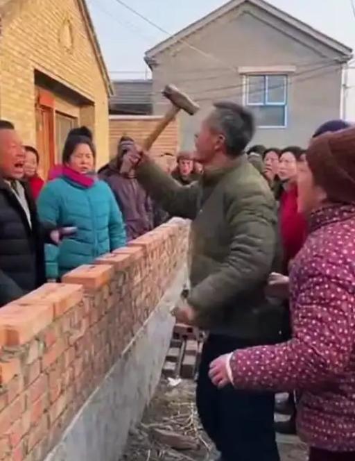 “欺负人欺负到家了！”湖北襄阳，6旬老汉将自家的一块宅基地卖给了一男子，并以26