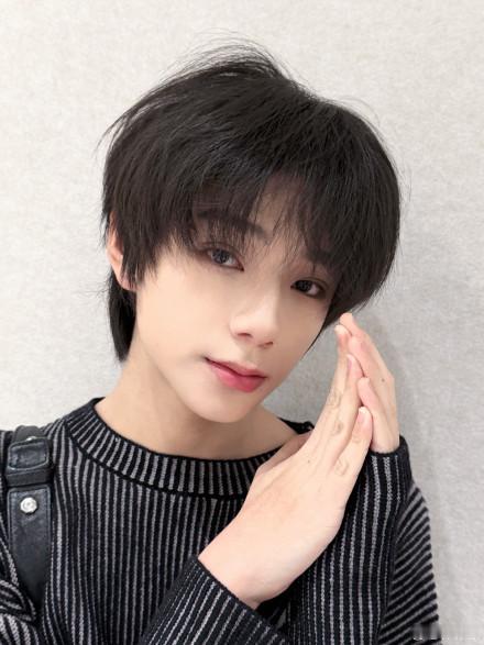 王橹杰空降 捕捉一枚限定空降橹橹✨ 突袭评论区，生图颜值超戳人，荣耀实况新鲜解锁